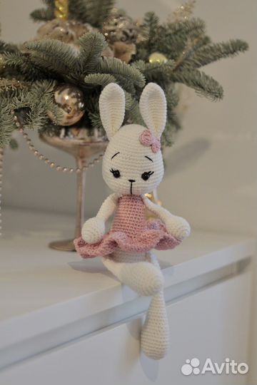 Вязаная игрушка зайка-балерина