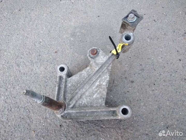 Кронштейн кпп Renault Kangoo 1 7700434671