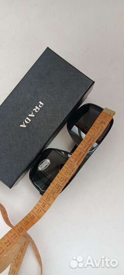 Солнцезащитные очки prada