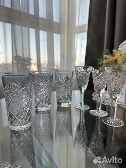 Хрустальный графин с рюмками