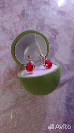 Серьги с камнем