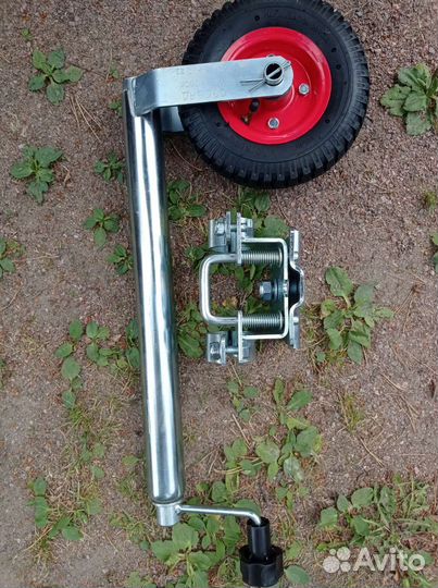 Опорное колесо с пневмошиной с поворотным хомутом