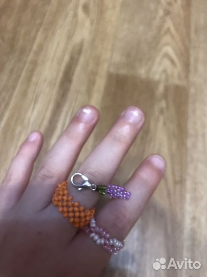 Кольца из бисера с брелком виноградика