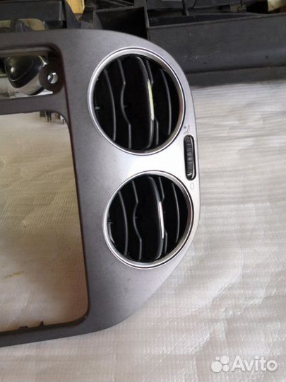 Рамка магнитолы Volkswagen Tiguan 2010