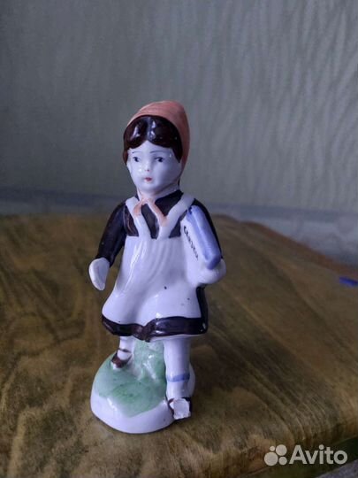 Фарфоровая статуэтка 