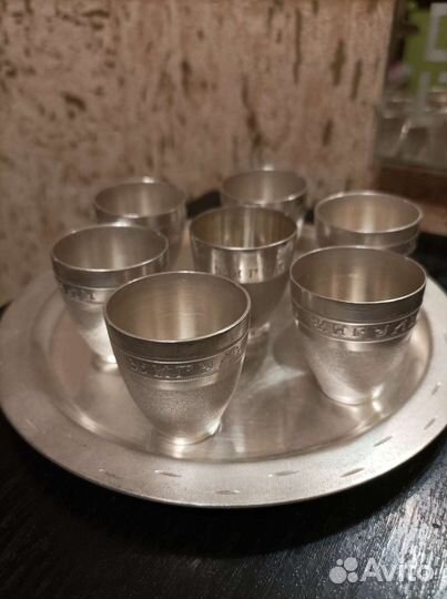 Поднос с рюмками