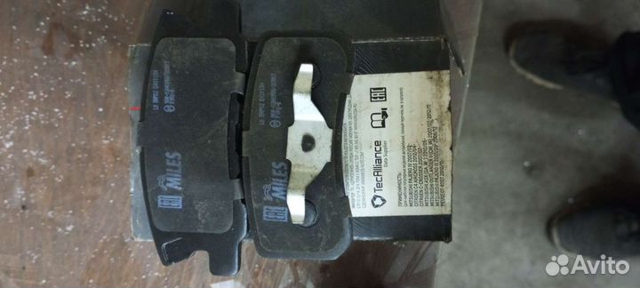 Новые задние тормозные колодки mitsubishi