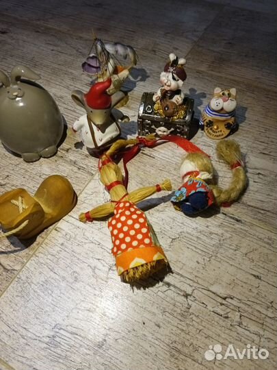 Сувениры в разных стилях, 8 шт