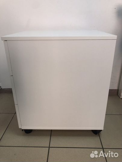 Тумба подкатная на 3 ящика