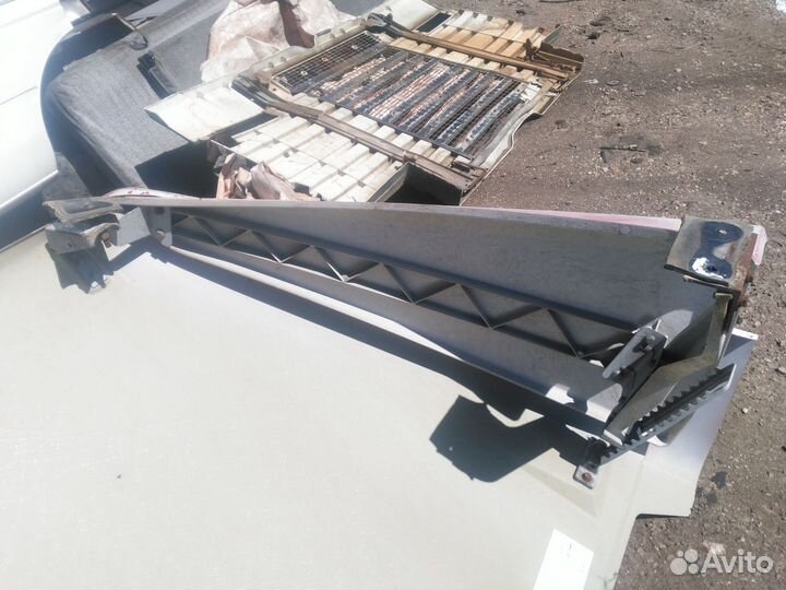 Спойлер кабины верхний - левый Mercedes Actros