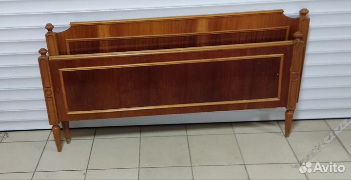 Изголовье кровати с резными элементами