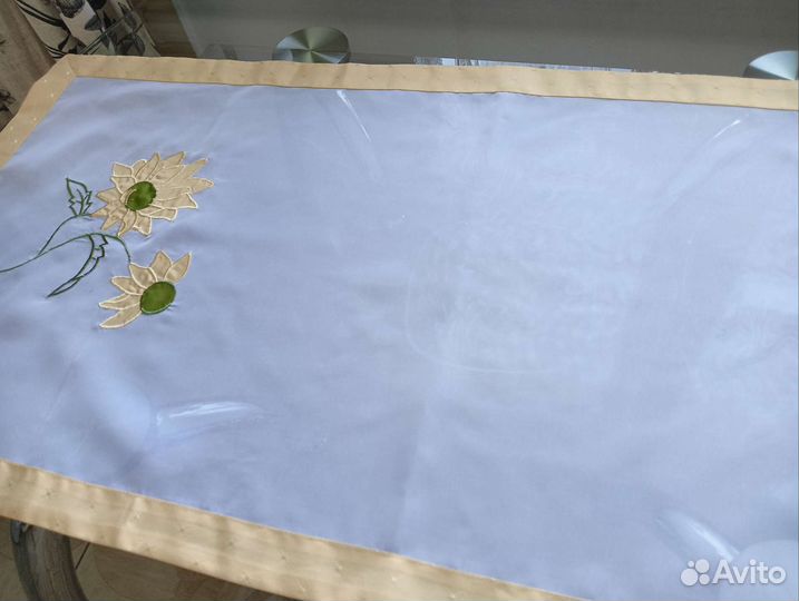Дорожка на стол новая с вышивкой
