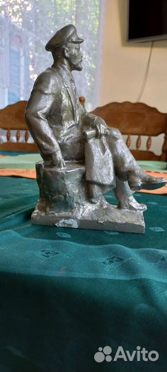 Бюст Ленин сидит на пеньке