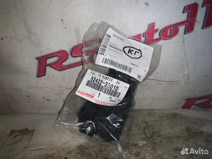 Кронштейн решетки радиатора правый Toyota Camry 70