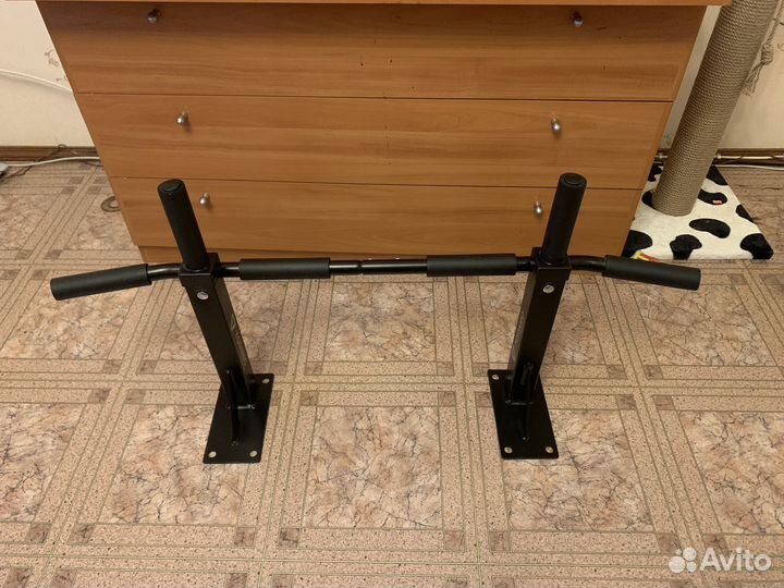 Турник настенный