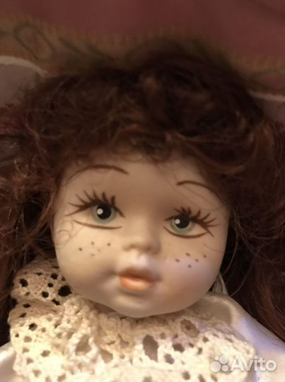 Кукла фарфоровая