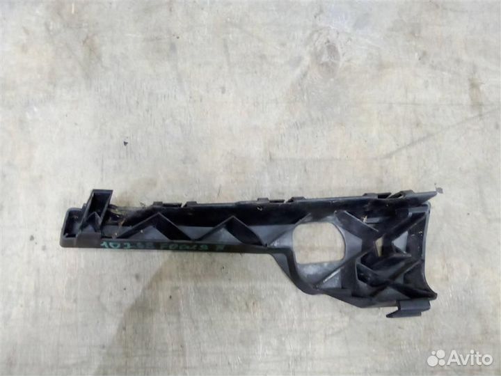 Кронштейн переднего бампера правый от Ford Focus