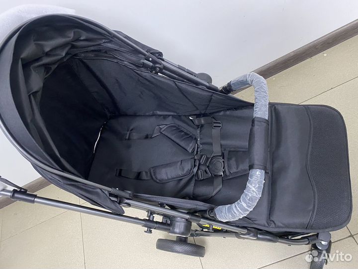 Новая с перекидной ручкой прогулочная коляска