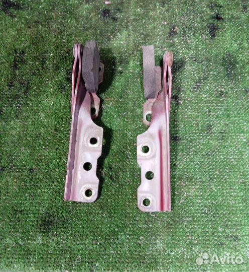 Петля капота Mitsubishi Lancer