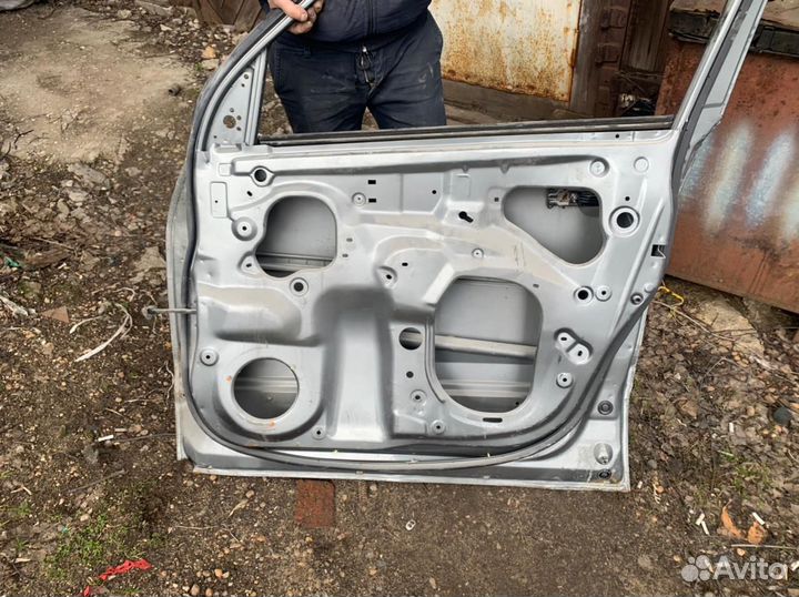 Дверь передняя правая Suzuki Grand Vitara 2011год
