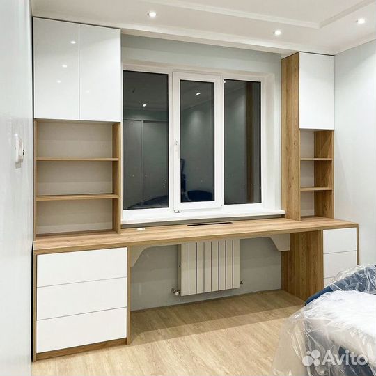 Рабочая зона у окна стол