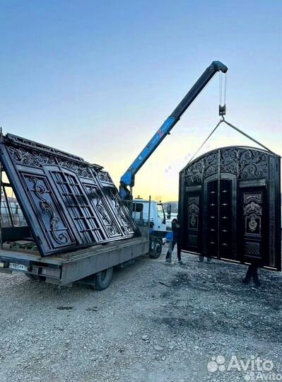 Ворота в Хасавюрте с элементами ковки