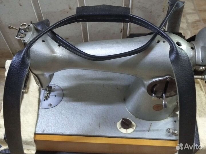 Швейная машинка с электрическим приводом