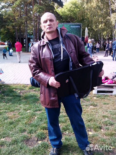 Администратор в спортивном клубе, охранник