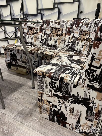 Кухонный уголок со столом и стульями