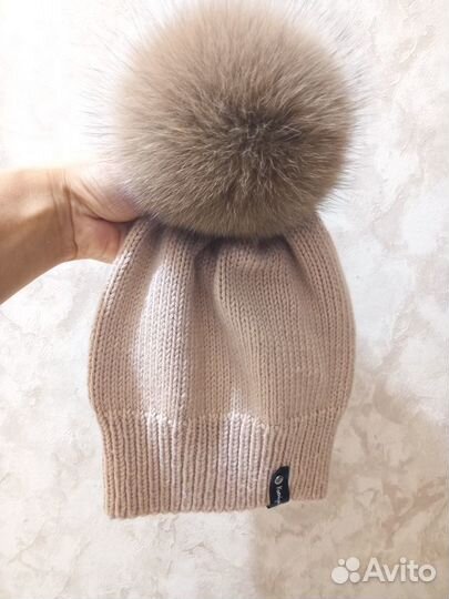 Вязаная шапка с помпоном. Ручная работа
