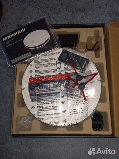 Робот-пылесос Redmond