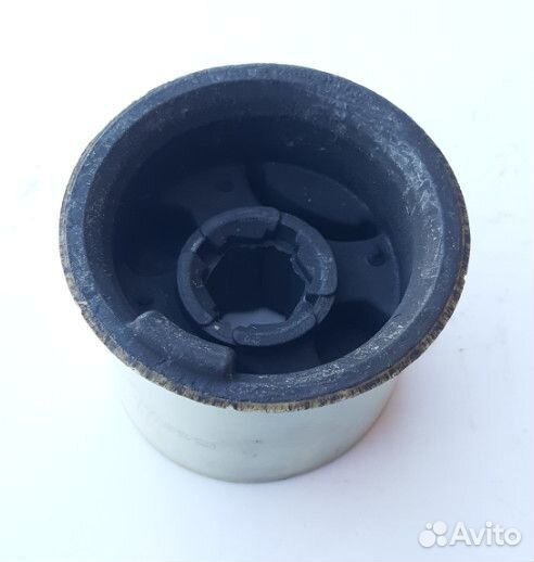 Сайлентблок переднего нижнего рычага 3C0199321B VI