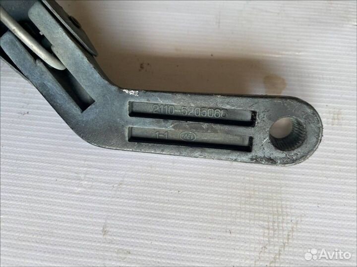 Поводок стеклоочистителя правый LADA 2110