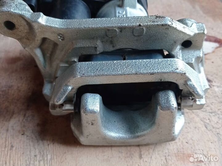 Задний правый суппорт mitsubishi outlander 3