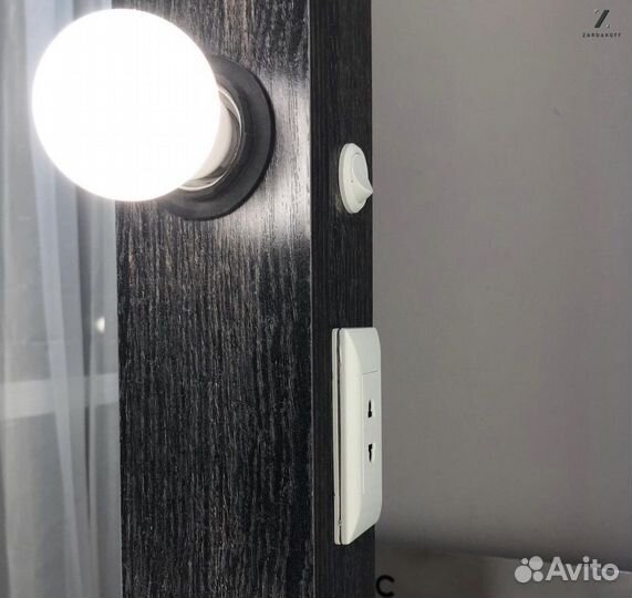 Туалетный столик визажиста с гримерным зеркалом