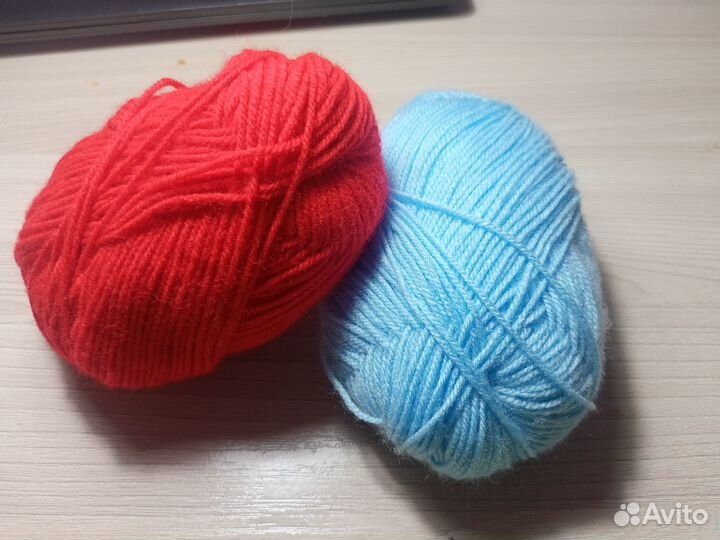 2 мотка ниток для вязания красный и синийий