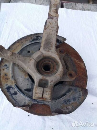 Поворотный кулак левый на renault logan