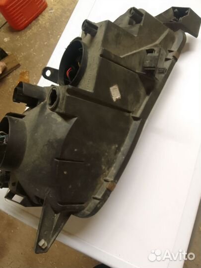 Фара toyota avensis