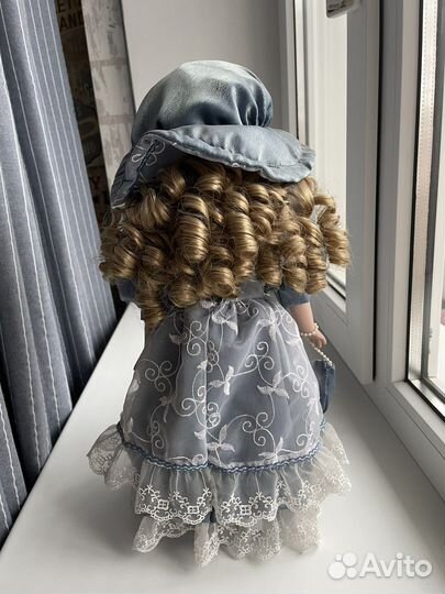 Кукла фарфоровая