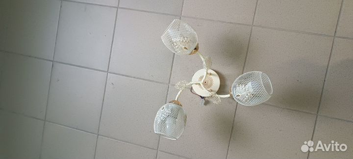 Две одинаковые люстры