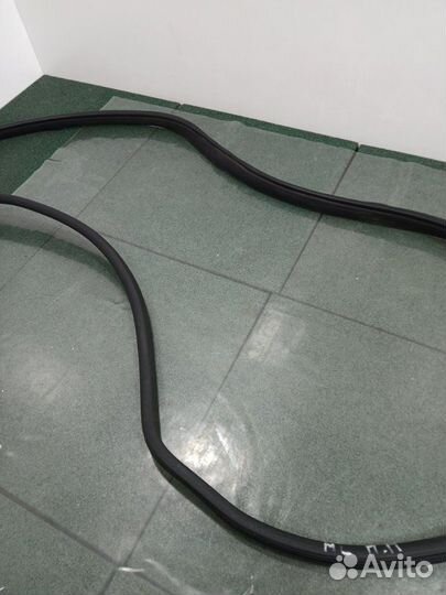 Уплотнитель проема двери передний правый