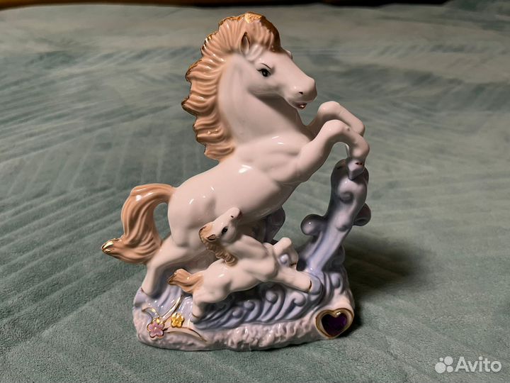 Статуэтка лошадь