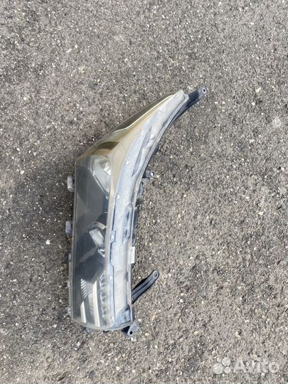 Фара пр. на toyota corolla E180 оригинал 2013 г.в