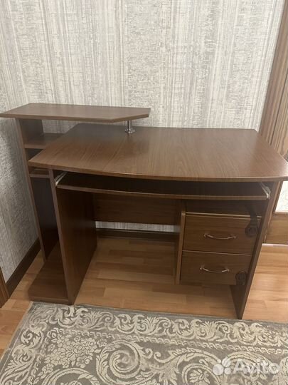 Письменный компьютерный стол