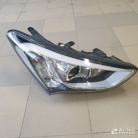 Передняя правая фара на SantaFe DM ксенон