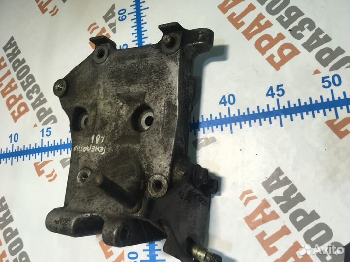 Ниссан Примьера Кронштейн генератора