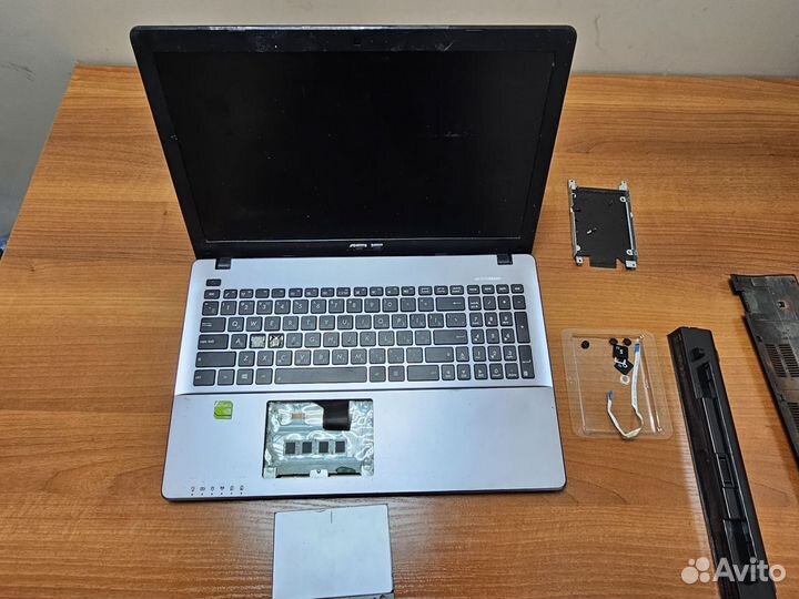 Ноутбук Asus X550C