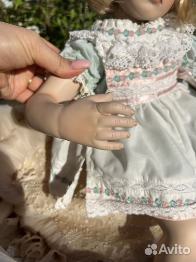Коллекционная фарфоровая кукла