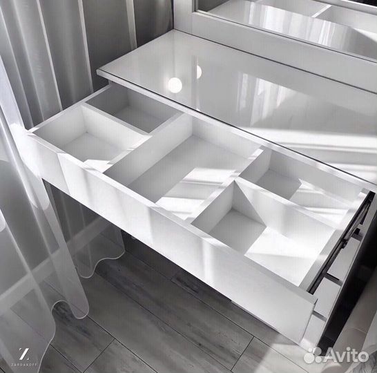 Гримёрный столик визажиста с гримерным зеркалом