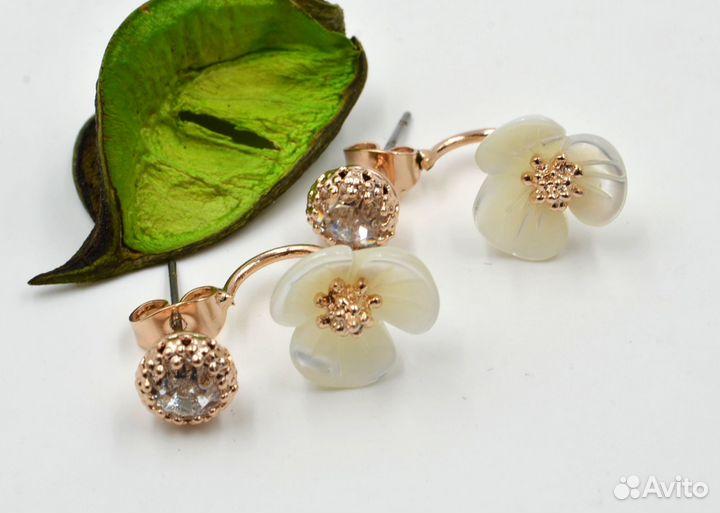 Серьги - пусеты С цветочками из ракушки 8061